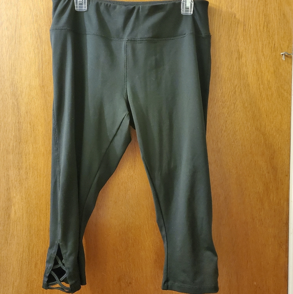 Workout legging capris with criss cross design